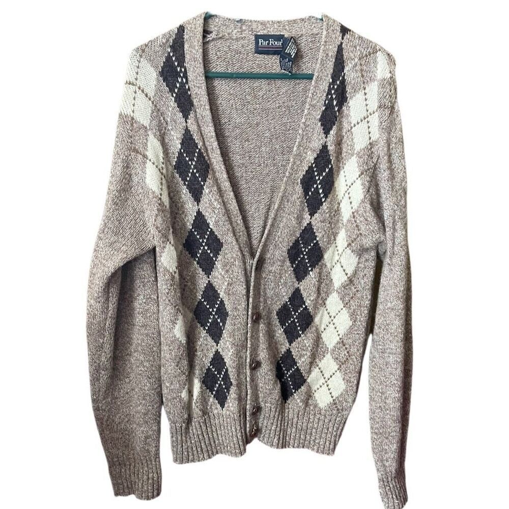 Vintage size M ( 38-40) Men’s wool blend argyle cardigan sweater.